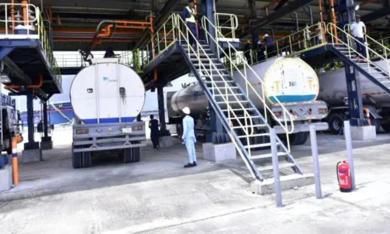 Dangote refinery raises petrol to N1,275, diesel now N1,950