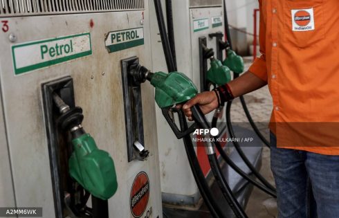 Iran cuts oil output as storage nears capacity