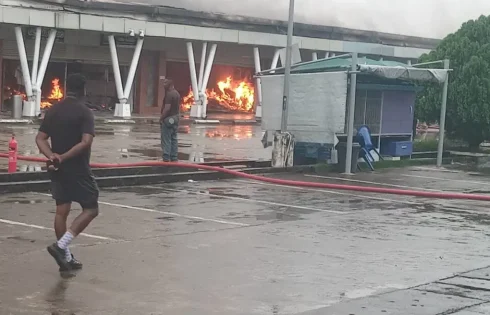 BREAKING: Fire outbreak at popular SPAR shopping outlet in Calabar [VIDEO]